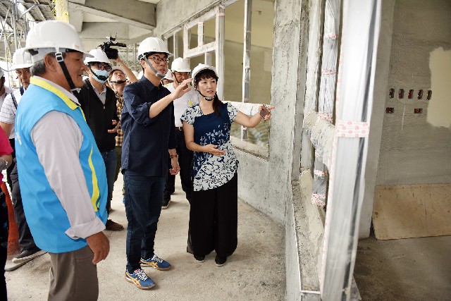 高雄市長陳其邁今（15日）前往關心美濃國小新建工程進度，聽取校舍未來規劃及興建概況
