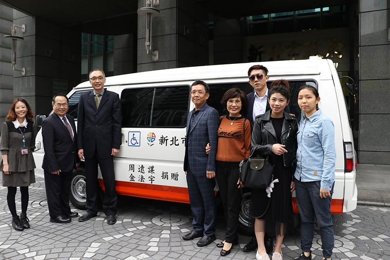 侯友宜粉絲台北市民周遠謀偕家人捐贈復康巴士