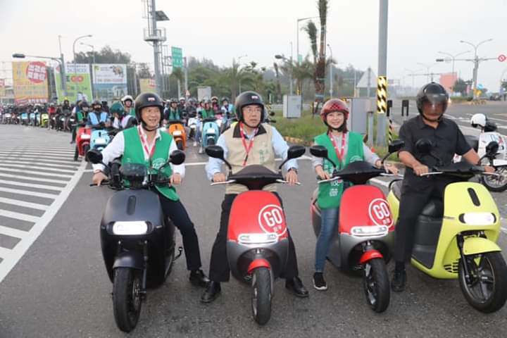 2000輛Gogoro台南大會師  民眾歡樂「騎」聚上路