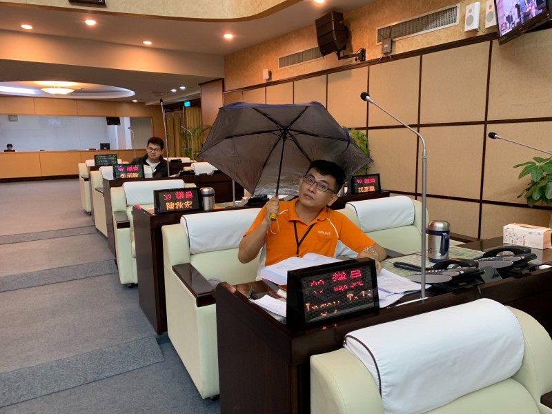 一支小雨傘開議  台南市議會真浪漫？