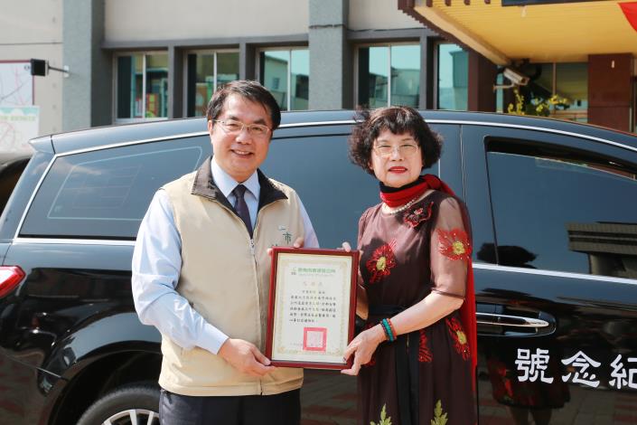 許黃彩好女士等捐贈西港公所復康專車 黃市長代表受贈