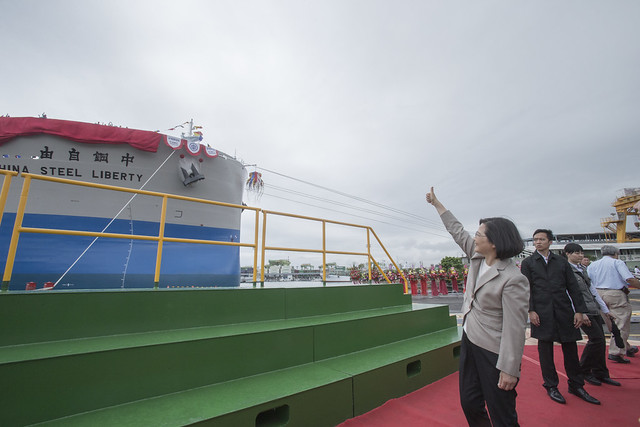 總統出席「中鋼自由輪交船命名擲瓶下水典禮」