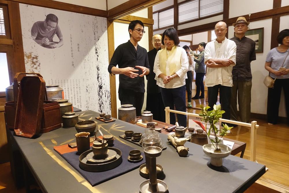 「茶器。水墨藝術展-無人為」昭和十八J18登場 黃敏惠市長揭幕