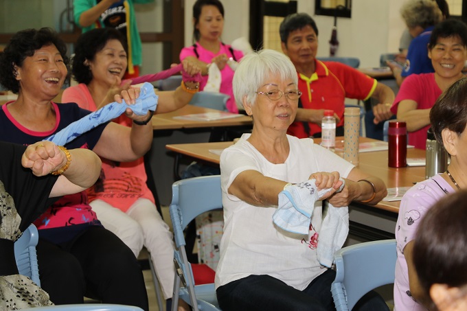 社區行動教室免費教學 自癒力、肌耐力老師深入據點帶領長輩動健康