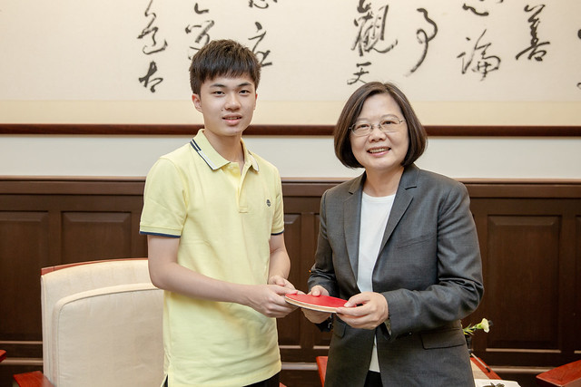 總統接見桌球選手林昀儒　期許明年東京奧運為臺灣爭光