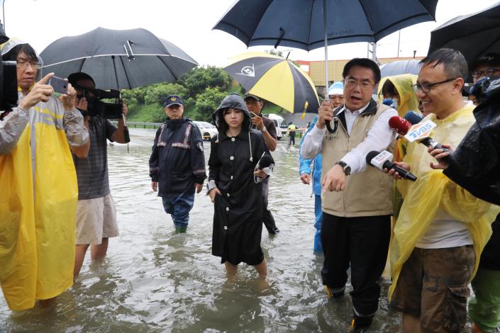 連夜豪大雨造成台南局部地區淹水 蔡總統今晨致電黃市長關切災情