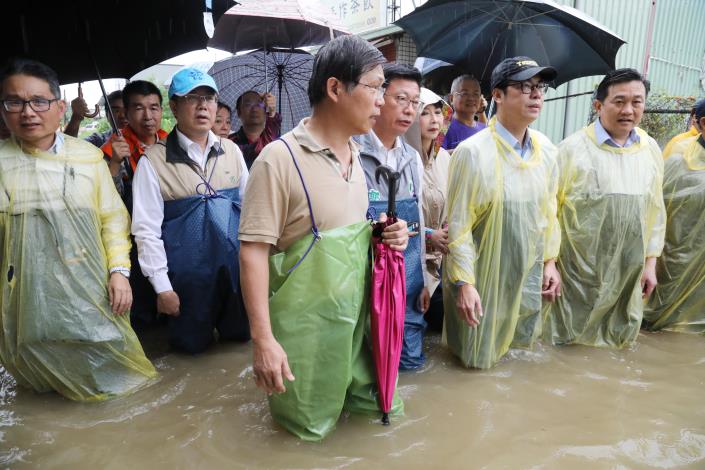 黃偉哲市長陪同陳其邁副院長視察三爺溪等淹水地區