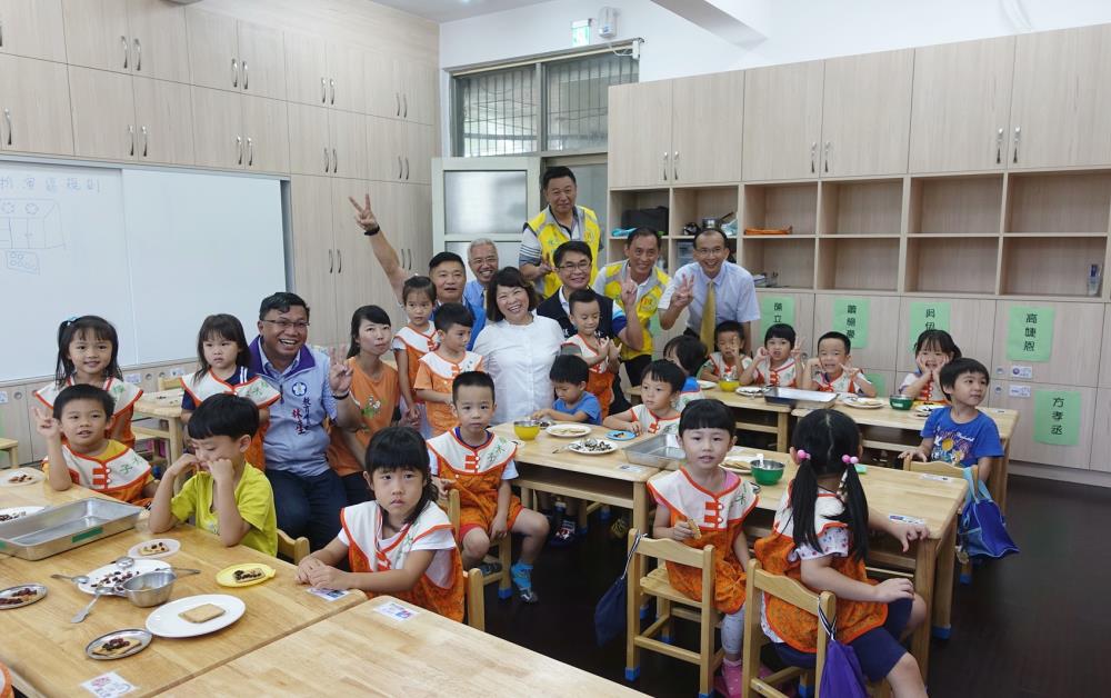 嘉市第3所橡木子非營利幼兒園揭牌 黃敏惠市長與小朋友開心同樂