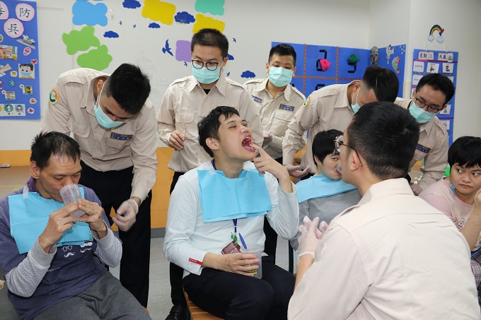 「雁行役工隊」到愛新發展中心服務    變魔術、玩團康 教腦麻兒正確刷牙保護牙齒