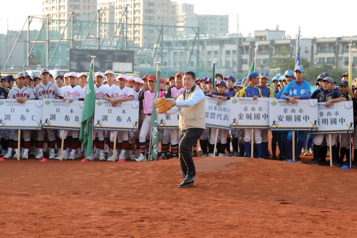 黃偉哲主持巨人盃國際青少棒錦標賽開球儀式 　