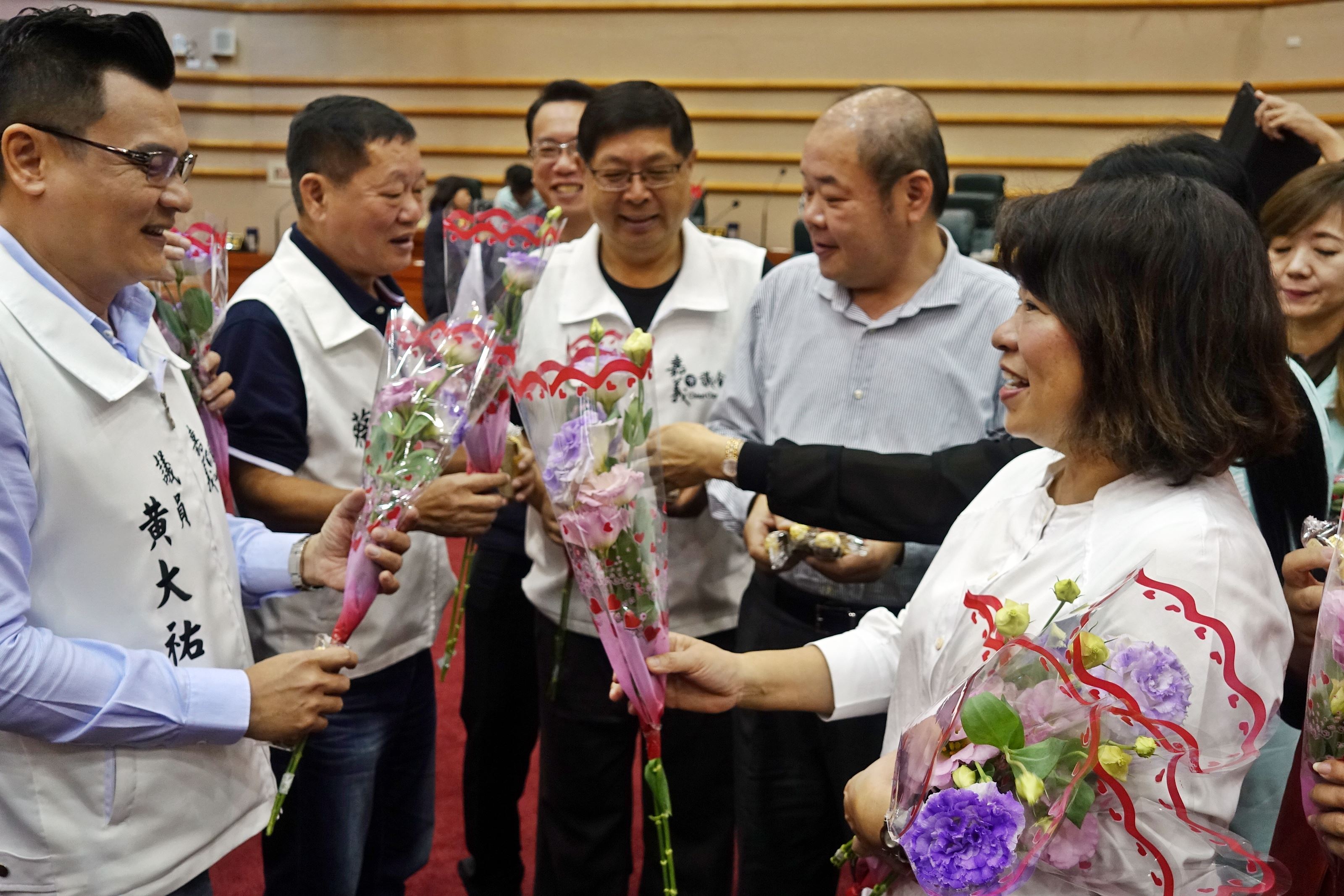 黃敏惠市長致贈洋桔梗、巧克力 感謝議會支持