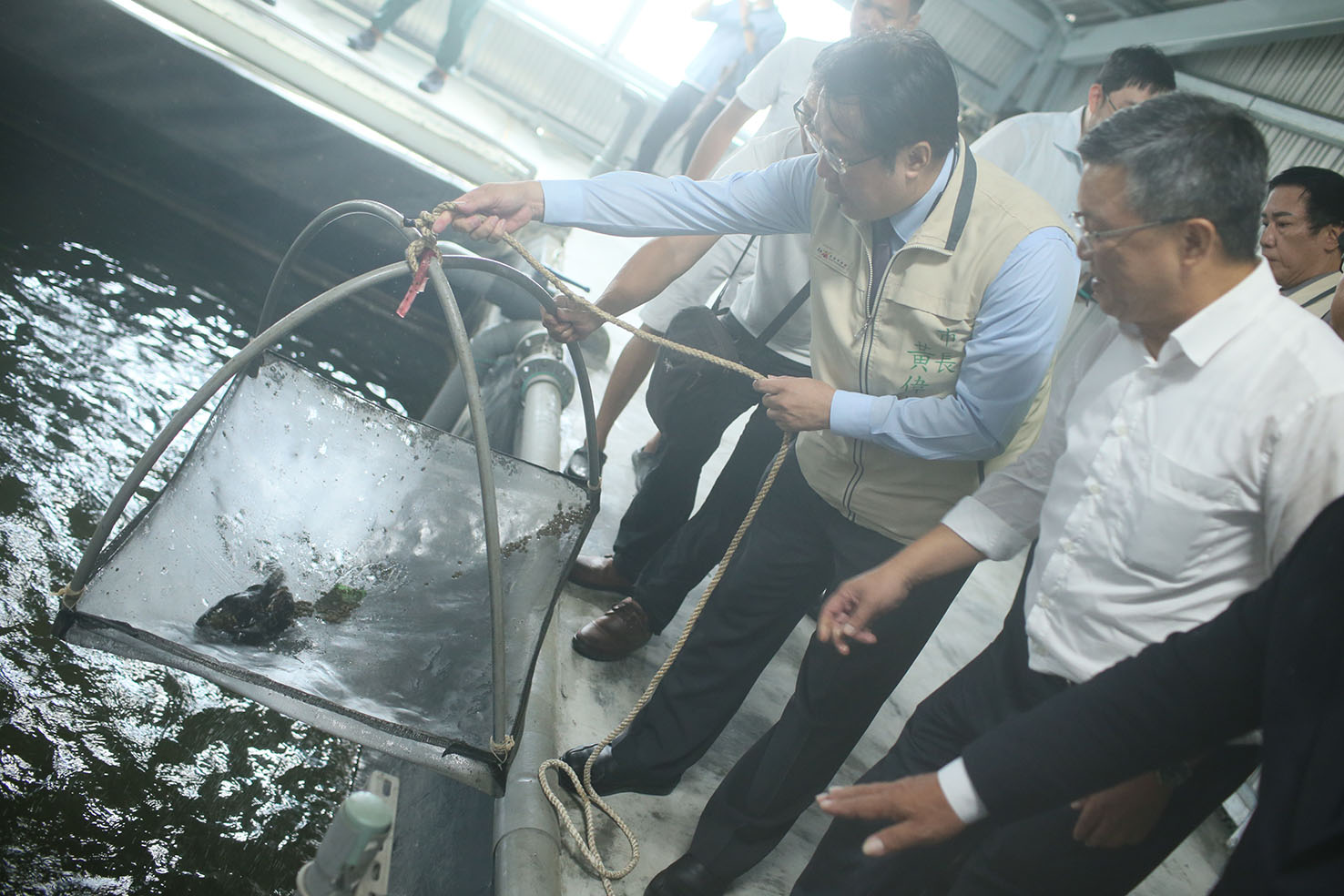 智慧漁電共生示範基地揭牌  臺鹽綠能秀水中數位分身系統