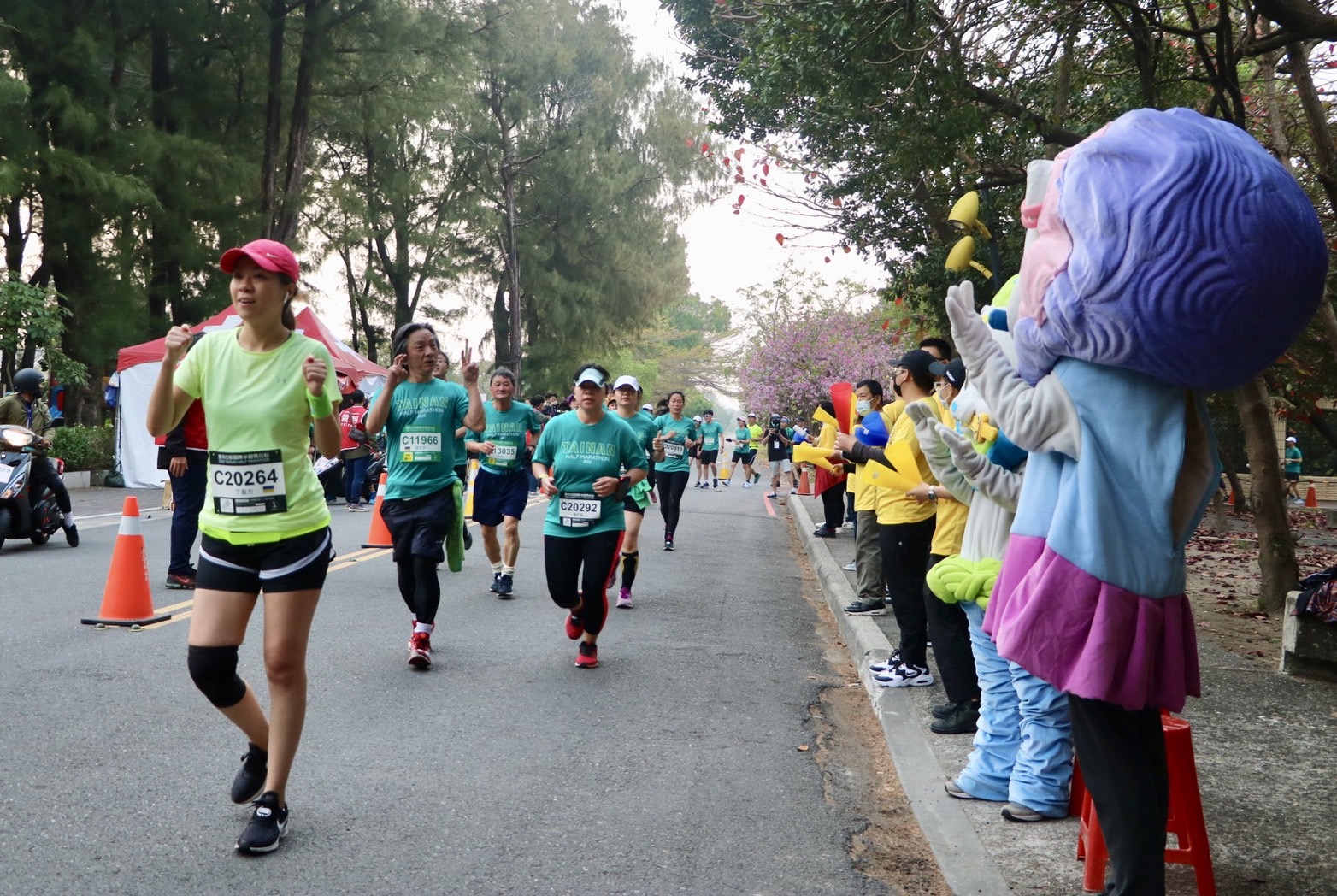 2023臺南古都馬拉松開跑  安平區加油團由安平劍獅人偶帶隊熱情為選手加油!