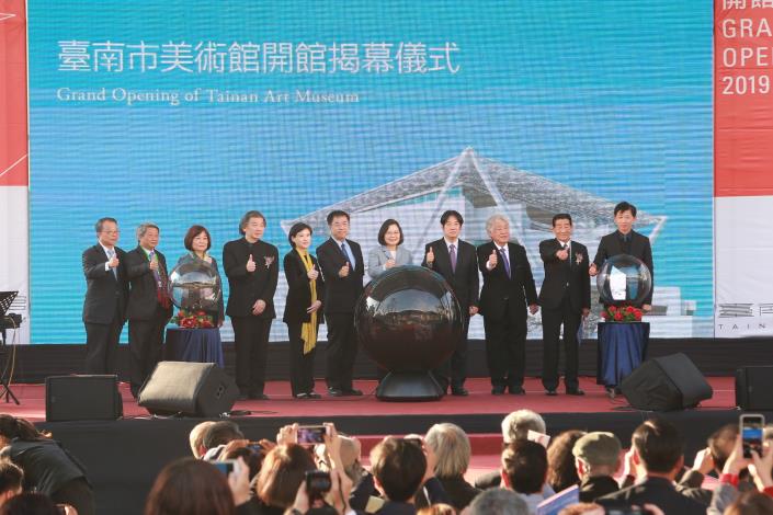 黃市長與蔡英文總統共同宣布台南市美術館2館正式營運