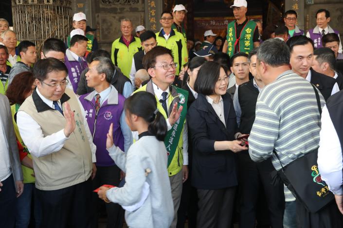 黃偉哲市長陪同蔡英文總統至西港慶安宮祈福發紅包