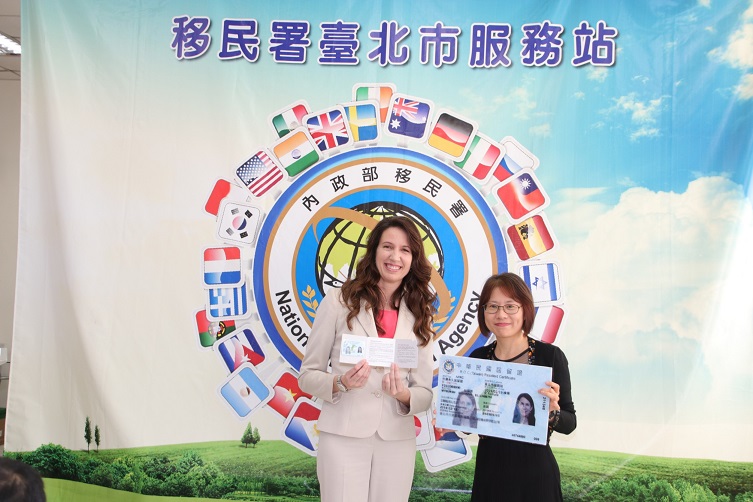 美國學校校長蘇珊娜熱愛教育於臺灣  獲外僑永久居留證