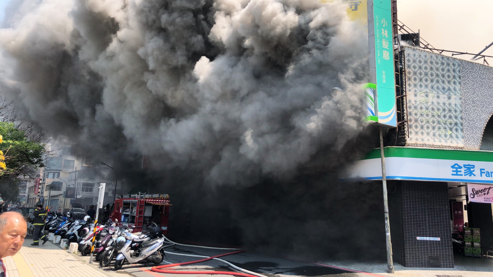 南市中山商圈火災 波及7間店面無人傷亡