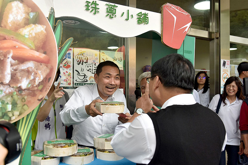 侯友宜化身一日推銷員 「新北特製珠蔥丼」開賣即秒殺