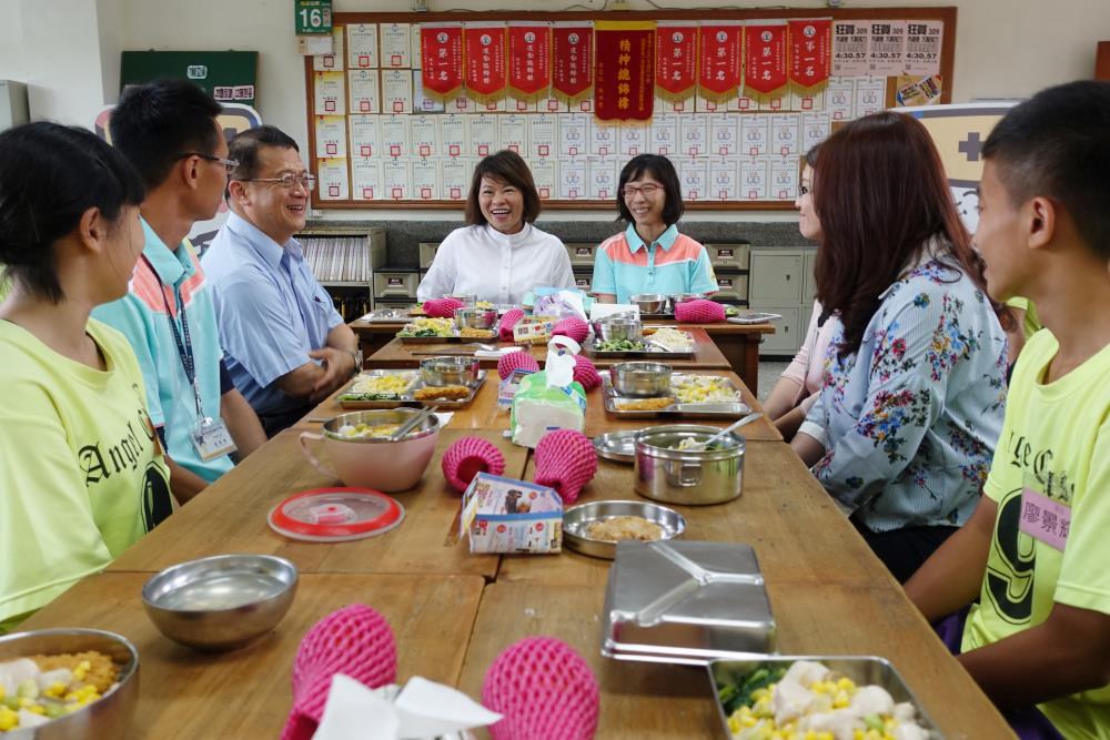 勇媽市長黃敏惠與民生國中｢狠九班｣共享最有溫度的午餐約會