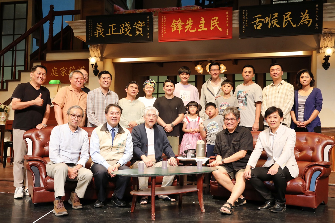 綠光劇團本週末台南巡演   黃偉哲帶甜點至劇組探班