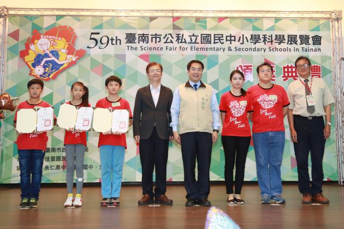 黃市長頒獎表揚台南市中小學科展優勝作品