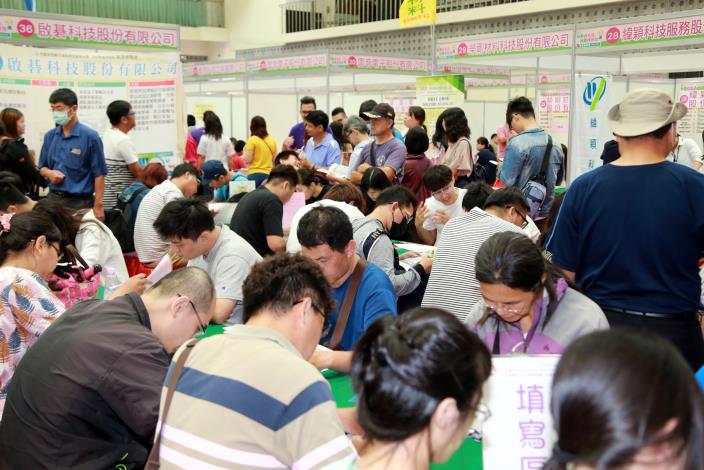 「台南過生活 台南呷頭路」就博會 吸引逾2300名求職者參加