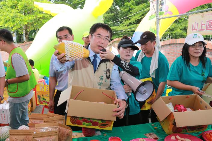 黃偉哲市長出席山上木瓜節 推薦在地優質水果做公益