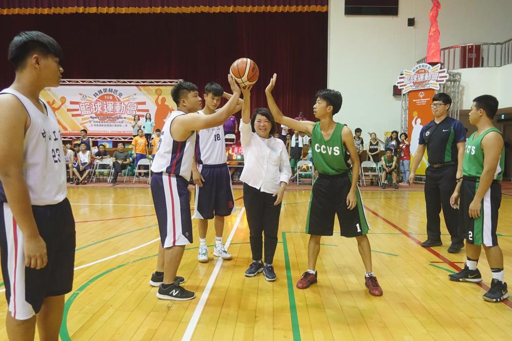 黃敏惠市長為冠軍賽開球 特奧籃球精彩落幕