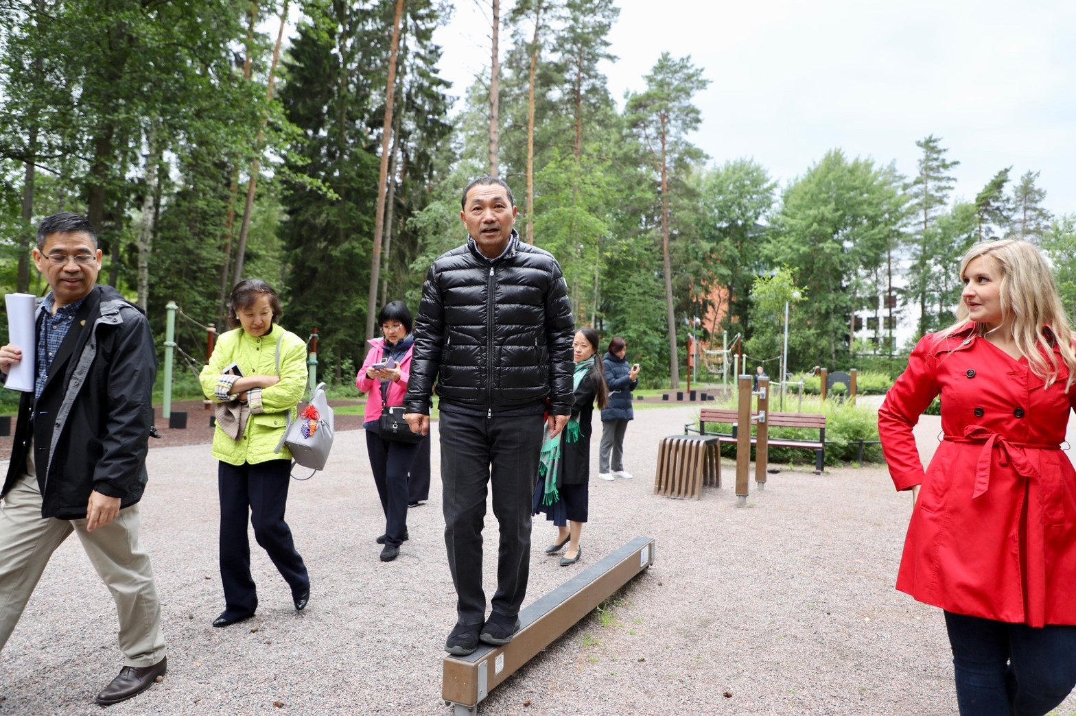 侯友宜北歐之行抵首站芬蘭 參訪高齡公園共融式遊具設計