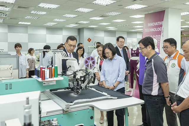 參訪儒鴻紡織公司　總統：三年有成　現在是投資臺灣最好的時候