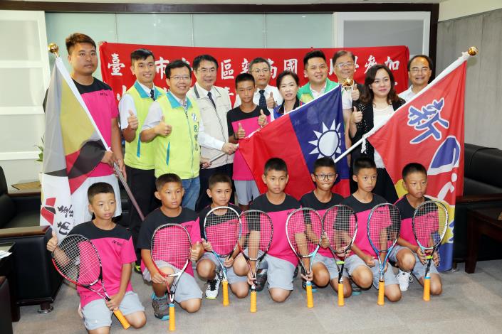 新南國小軟網隊赴日比賽　黃市長親自授旗鼓勵