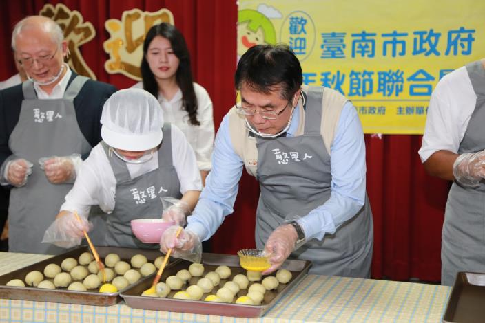 黃市長親手做月餅 呼籲民眾選購身障中秋禮盒做愛心