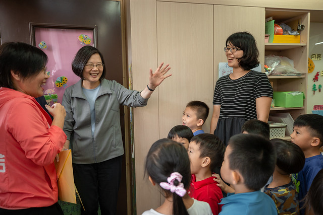 參訪非營利幼兒園　總統：從今年8月開始　全臺灣推動育兒津貼及幼兒園補助政策