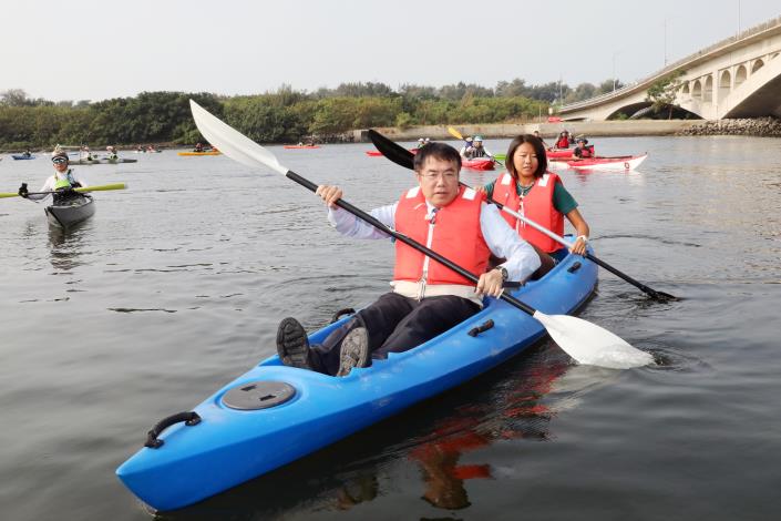 營造友善安全的親水環境 黃偉哲體驗獨木舟促進水上觀光