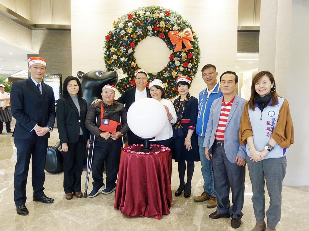 寬悦聖誕點燈做公益 黃敏惠市長感謝企業扮演幸福推手