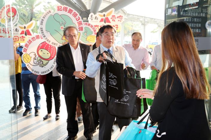 黃偉哲赴台南高鐵站歡迎市民返鄉投票