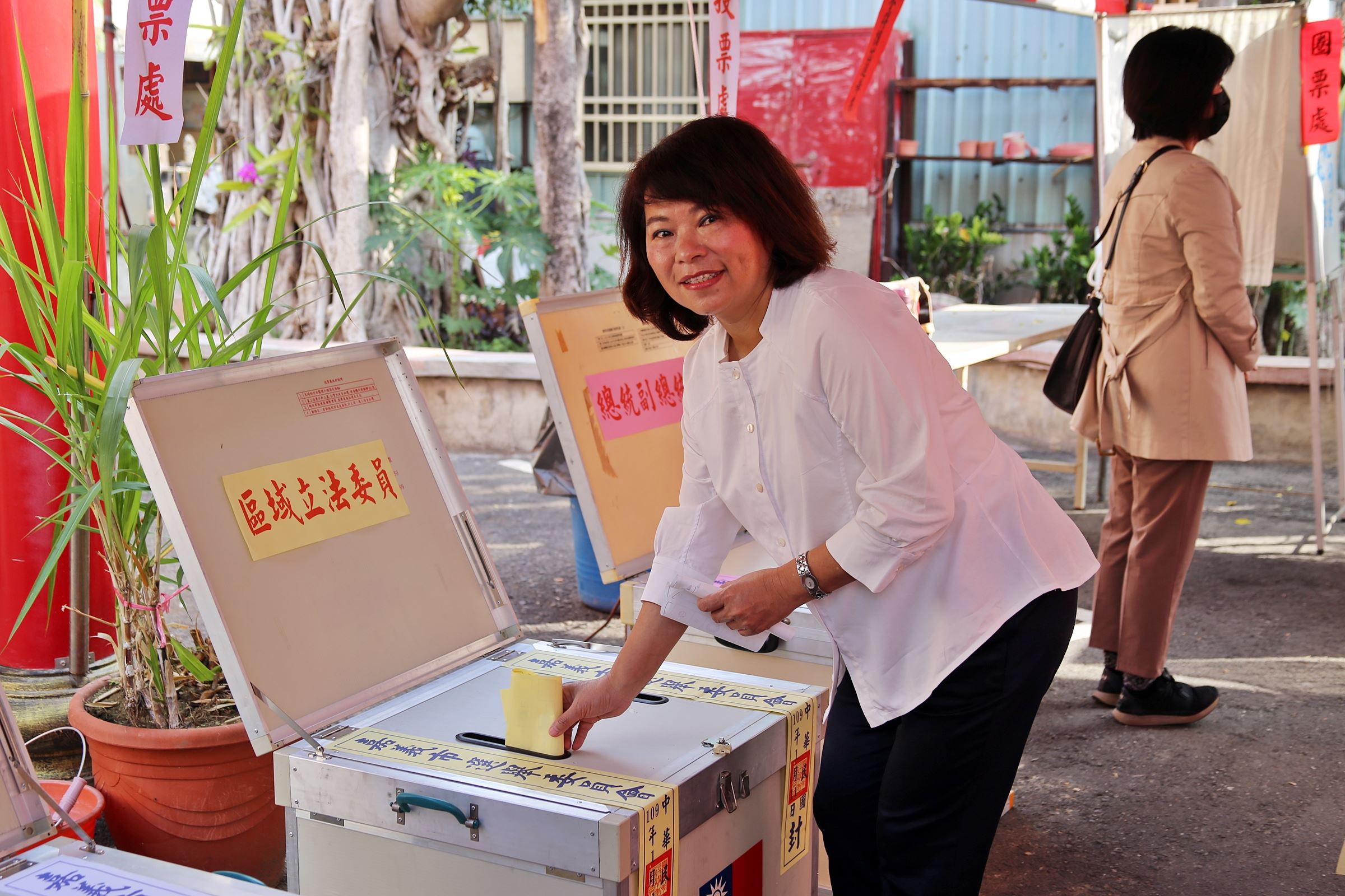 「第15任總統副總統及第10屆立法委員選舉」 黃敏惠市長投下神聖選票