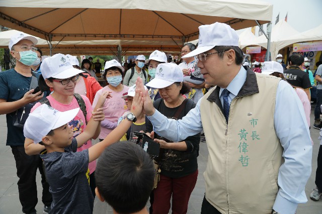 「箱」聚在萬國千人健走嘉年華 台南市長黃偉哲期勉觀光工廠帶動親子旅遊商機
