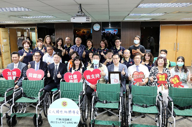 成大EMBA捐贈150台輪椅　台南市長黄偉哲承諾讓善心者的愛心發揮極致