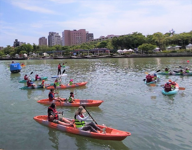 宣示將愛河「還河於民」 高雄市長陳其邁:民眾只要實名登記後，不限時段、不需申請、不用收費即可下水遊憩