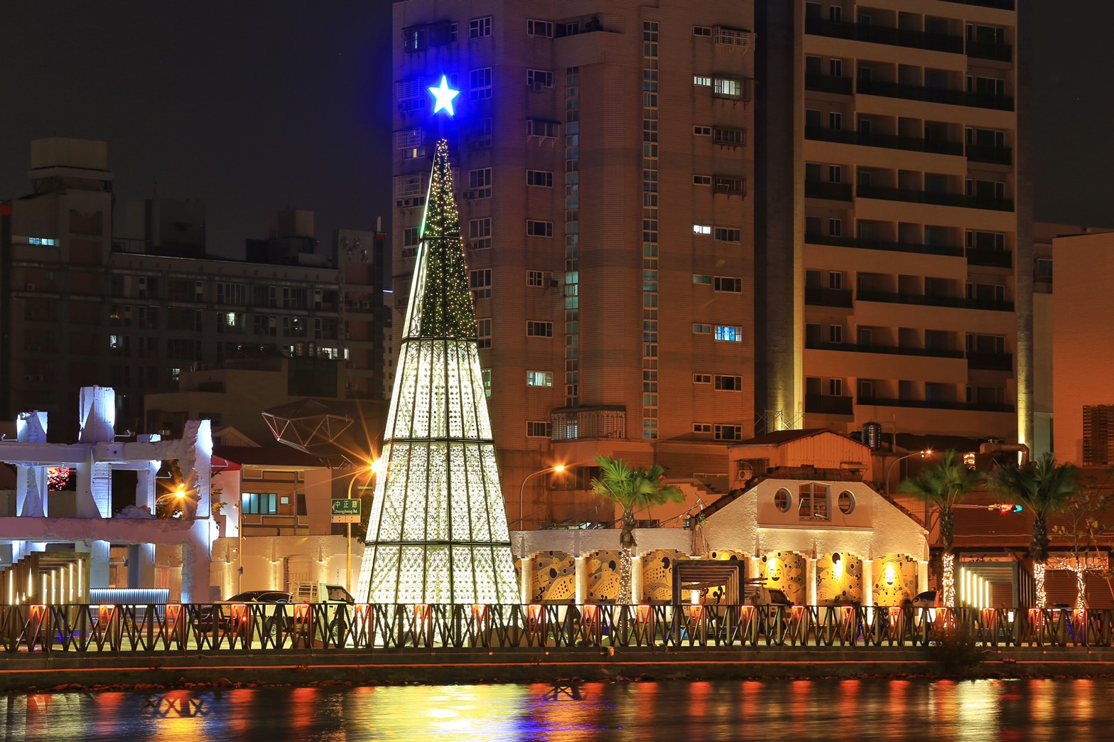 台南聖誕主題燈區首度移師運河畔