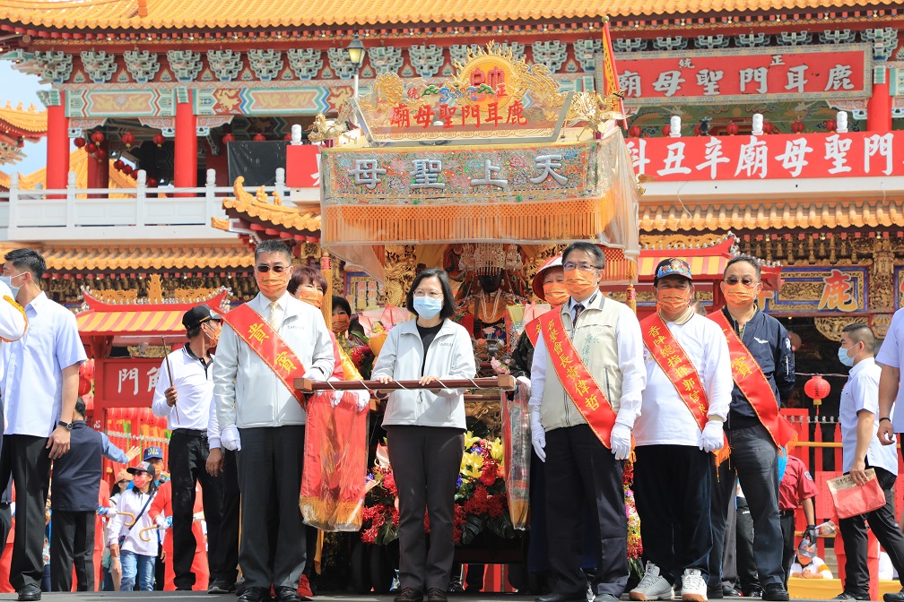 總統蔡英文參與台南香科盛事 偕同扶轎祈願民眾健康