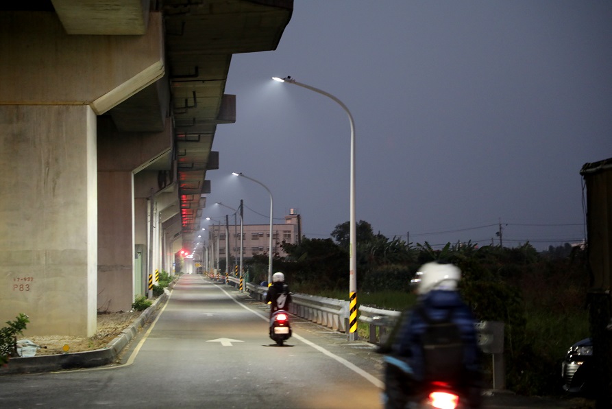 黃偉哲慰勞長榮大學周遭路燈巡檢人員   強調111年底全台南市皆換為LED路燈