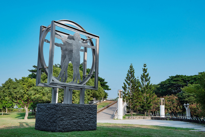 〈維特魯威人〉座落台南都會公園 奇美博物館全新戶外雕塑  引領民眾感受達文西密碼