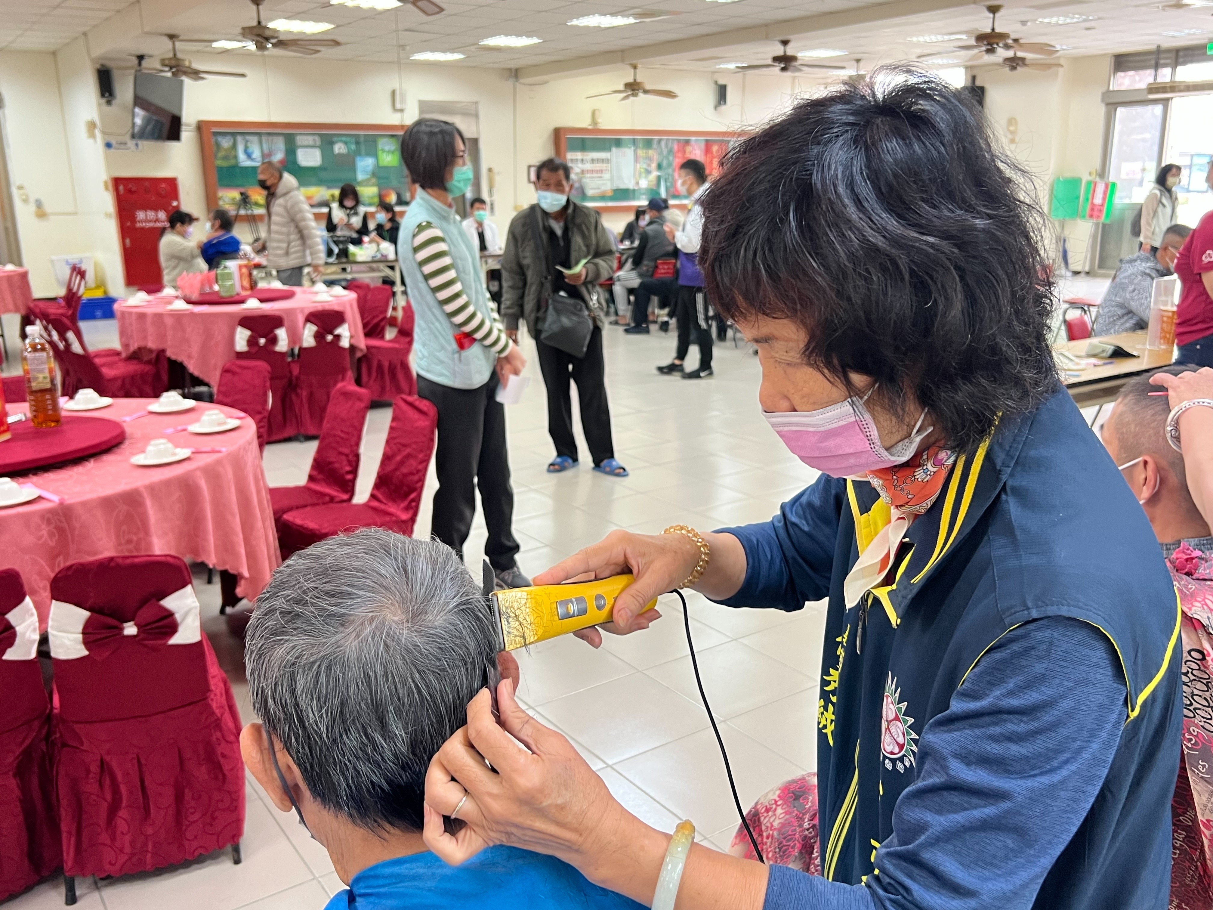 南市百位街友圍爐感受年節氣氛  黃偉哲感謝公私單位協力送暖祈福